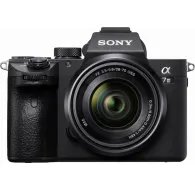 Sony Alpha a7 III беззеркальный фотоаппарат с объективом FE 28-70mm F3.5-5.6 OSS, вид спереди с деталями объектива и компактным дизайномSony Alpha a7 III беззеркальный фотоаппарат с объективом FE 28-70mm F3.5-5.6 OSS, вид спереди с деталями объектива и компактным дизайном