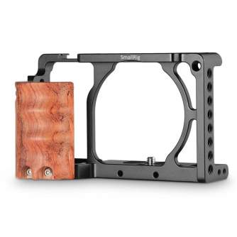 Ietvars kameram CAGE - SmallRig 2082 Cage w/ Wood Handg for A6000/6300 - ātri pasūtīt no ražotāja