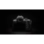 Задний вид корпуса камеры Canon EOS 850D DSLR с поворотным сенсорным экраном и органами управления