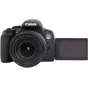 Canon EOS 850D DSLR камера с объективом EF-S 18-135mm f/3.5-5.6 IS USM, вид спереди и сбоку с выдвинутым объективом и сенсорным экраном