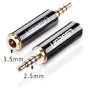 Адаптер UGREEN 2.5mm на 3.5mm с позолоченными контактами для передачи Hi-Fi звука, оба разъема male и female расположены рядом.