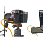 Hasselblad vidētkadra kamera savienota ar Tether Tools USB-C kabeli pie klēpjdatora profesionālai tiešsaistes skatīšanai un failu pārsūtīšanai studijas apstākļos
