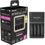 Зарядное устройство Panasonic Eneloop Pro BQ-CC55 с 4 предварительно заряженными аккумуляторами AA NiMH 2500 мАч, черная упаковка, вид спереди и сбоку