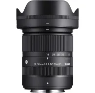 Sigma 18-50mm F2.8 DC DN Contemporary objektīvs Fujifilm X-Mount kamerām ar piestiprinātu LH582-02 objektīva vāciņu, priekšējais skatsSigma 18-50mm F2.8 DC DN Contemporary objektīvs Fujifilm X-Mount kamerām ar piestiprinātu LH582-02 objektīva vāciņu, priekšējais skats