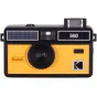 KODAK I60 atkārtoti izmantojama filmas kamera melnā un dzeltenā krāsā, priekšējais skats ar fokusa nepieciešamības objektīvu un iekārtēto blitzu.