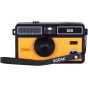 KODAK I60 atkārtoti izmantojama filmas kamera melnā un dzeltenā krāsā ar fokusa nepieciešamu objektīvu un iebūvētu zibspuldzi, priekšējais skats