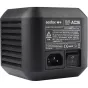 Pārside skats uz Godox AD600PRO AC power adaptera, kas parādītas IEC ievadītājas, pārslēgšanas spīdnes un informācijas lapas uz melnu ķasējumu.