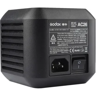 Pārside skats uz Godox AD600PRO AC power adaptera, kas parādītas IEC ievadītājas, pārslēgšanas spīdnes un informācijas lapas uz melnu ķasējumu.
