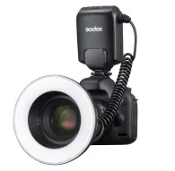 Godox ML150II Makro Ring Flash ar spirālveida kabeli, kas pievienots kamerai, un balto difuzoru makrofotogrāfijaiGodox ML150II Makro Ring Flash ar spirālveida kabeli, kas pievienots kamerai, un balto difuzoru makrofotogrāfijai