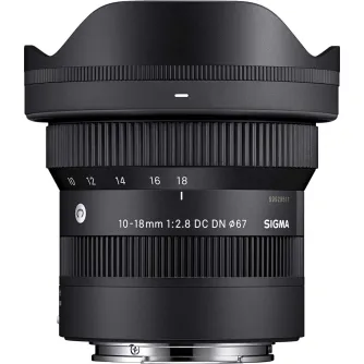 Объектив Sigma 10-18mm f/2.8 DC DN Contemporary для камер Sony E-mount с навинченным светофильтром, вид спереди с метками зума и компактной ультраширокоугольной конструкцией