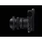 Объектив Sigma 10-18mm f/2.8 DC DN Contemporary для камер Sony E-mount с навинченным блендой, вид сбоку с панелью управления корпуса камеры