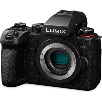 Корпус беззеркальной камеры Panasonic LUMIX G9II в фронтальном виде с открытым объективным кольцом и верхними управляющими дисками