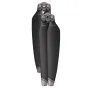 Pāris DJI Inspire 3 saliekamie ātrās atbrīvošanas propelleri augstākas altitūdas droniem, melni oglekļa šķiedras lāpstiņas ar ātrās atbrīvošanas centrālo daļu un oranžiem akcentiem.