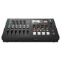 Roland SR-20HD Tiešā straumēšanas AV mikseris ar LCD ekrānu, kas rāda tiešraides video plūsmu, vairākiem vadības pogām, slīdņiem un taustiņiem. Priekšējā panelī ir redzami ievades/izvades porti, tostarp HDMI un USB, ar reāllaika
