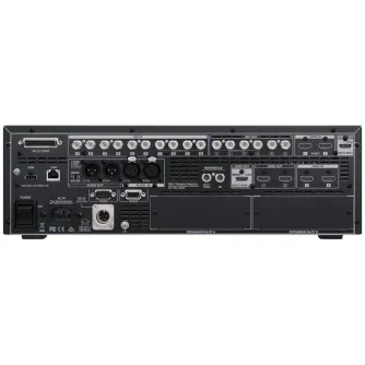 Roland V-1200HD Multi-Format Video Switcher aizmugurējā paneļa ar vairākiem SDI un HDMI portiem, audio savienotājiem, barošanas ieeju un ventilācijas režģiem.