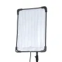 Falcon Eyes Flexibel RGB LED panelis RX-718 III-K1 62x47 cm uz melna statīva, ar LED režģi, melniem stūru stiprinājumiem un redzamu barošanas kabeli, demonstrējot apgaismotā LED režģa un elastīgā dizaina priekšrocības.