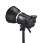 Godox MS300V F studijas zibspuldze ar lielu 60x90cm mīksto difuzoru, uzstādīta uz regulējama gaismas statīva profesionālai portretu un produktu fotografēšanai
