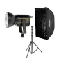 Godox VL150 LED videolampa ar Bowens stiprinājumu uz melna statīva, kopā ar Caruba Matte Zilver Strip Softbox 60x90cm ar režģa stiprinājumu un quilted melnu audumu ar baltu 'CARUBA' logo, uz vienkārša balta fona.