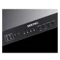 Tuvplāns uz Feelworld Seetec 21,5" 4K transmisijas monitoru ar priekšpuses vadības pogām, HDMI un 3G-SDI portiem, LED indikātoriem, uzstādītu uz metāla korpusa ar V-mount plati.