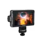 Монитор Viltrox DC-550 Pro 5,25 дюйма с 4K HDMI и сенсорным экраном на регулируемой подставке, отображающий высококачественную пустынную сцену с небесным телом.