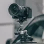 Falcam F22/F38/F50 horizontālais uz vertikālu ātriapmale circular half cage, uzstādīts uz Sony Alpha kameru ar lielu tālummaiņas objektīvu, redzams priekšējais skats ar suction cup bāzi