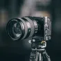 L-бракет Falcam F22 & F38 & F50 для быстрой установки камеры Sony ZV-E1 с большим объективом, установленный на штативе, вид спереди, подчеркивающий точки крепления и функциональные детали.