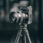 Камера Sony ZV-E1 на углеродном штативе с быстрым креплением L-Bracket от Falcam для стабильной съемки
