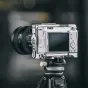 Корпус Falcam F22 & F38 & F50 Quick Release в цвете «шелковое серебро» для Sony ZV-E1, с несколькими точками крепления, включая 1/4 дюйма и Arri, с видимым экраном камеры и выдвинутым объективом.
