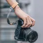 Камера-кейс Falcam F22 Quick Release для Sony A7C, серый алюминий, удерживаемый в руке с кожаным ремнем, виден съемный боковой панель