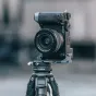 Falcam F22 F38 F50 быстрого выпуска L-bracket, установленный на камеру Sony A7C на штативе, подчеркивающий алюминиевую конструкцию и удобный доступ к кнопкам.