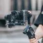 Быстросъемный L-крепеж Falcam F22 для Sony A7C, смонтированный на ручном стабилизаторе, подчеркивающий алюминиевую конструкцию и легкость установки аксессуаров без блокировки кнопок.