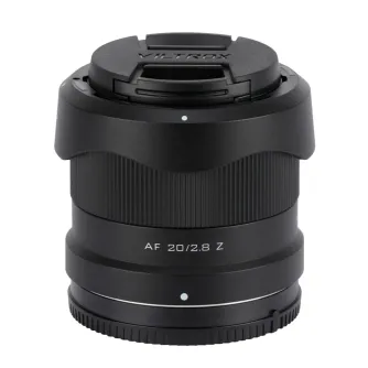 Объектив Viltrox Z-20 F2.8 AF STM для Nikon Z-маунта с защитной крышкой, демонстрирующий точный дизайн автофокуса и компактную конструкцию