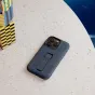 Tumši zils Peak Design Everyday Loop Case Apple iPhone 15 Pro ar magnetisko SlimLink™ mehānismu un pirksta cilpu