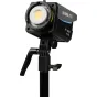 Нанлайте FC-60B бицветный LED-прожектор с мини-рефлектором на штативе, включённый и излучающий тёплый свет