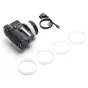 DJI Focus Pro Hand Unit с прикрепленным белым кольцом для фокусировки, скрученным кабелем питания USB-C и тремя дополнительными белыми кольцами для фокусировки на белом фоне. Включает красную кнопку питания, ЖК-экран и регулируе