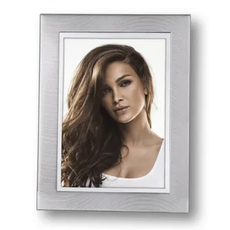 Zep Photo Frame H2246 Wels Silver 10x15 см - Элегантная серебряная фоторамка с текстурированной металлической отделкой, демонстрирующая профессиональный портрет женщины с длинными волнистыми волосами.