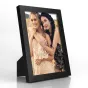Фоторамка Zep MR23BL Shire Black 20x30 см с элегантной фотографией двух женщин, обнимающих друг друга, в кружевных и узорных платьях.