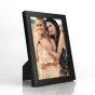 Фоторамка Zep MR57BL Shire Black 13x18 см с элегантным черным деревянным дизайном, с фотографией двух женщин, улыбающихся на поле.
