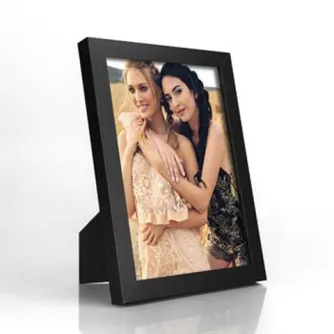 Фоторамка Zep MR57BL Shire Black 13x18 см с элегантным черным деревянным дизайном, с фотографией двух женщин, улыбающихся на поле.