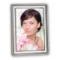 Zep 235S03-4R Silver Frame 10x15 cm с портретом женщины, держащей розовые цветы, элегантный дизайн, бархатная задняя стенка, премиальное качество, идеально для дней рождения и юбилеев