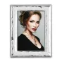 Элегантная серебряная фоторамка Zep Photo Frame B10735 Larino 9x13 см с портретом женщины в черном топе, демонстрирующая роскошную металлическую отделку и высококачественное стекло для премиального отображения фотографий.