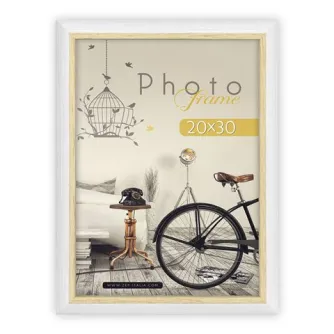 Фотофрейм Zep RL57W Corby 13x18 см с деревянной текстурой и белой рамкой, подходит для подарков, размещен рядом с ретро-велосипедом и штативом.