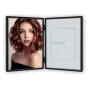 Фотофрейм Zep Silvia Black 2Q размером 2x10x15 см с металлическим покрытием и фотографией женщины с волнистыми каштановыми волосами и голубыми глазами