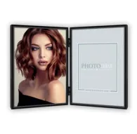 Фотофрейм Zep Silvia Black 2Q размером 2x10x15 см с металлическим покрытием и фотографией женщины с волнистыми каштановыми волосами и голубыми глазамиФотофрейм Zep Silvia Black 2Q размером 2x10x15 см с металлическим покрытием и фотографией женщины с волнистыми каштановыми волосами и голубыми глазами