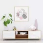 Zep Photo Frame VZ857C 13x18 см кремовый деревянный каркас со стеклом, стильный линейный рисунок женщины с абстрактными розовыми и зелеными формами, висит на белой стене над современной консолью.