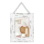 Zep Photo Frame TW423 Orly White 20x30 см - Рустикальный белый рамка с деревянной текстурой, подходящая для фото размером 20x30 см, с декоративным оформлением из корзины, подсвечника и сухих стеблей пампасной травы.