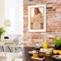 Zep Italia CV835 Ayas коричневая деревянно-текстурная рамка для фото 30×45 см с высокой пропускной способностью стекла, подвешена на кирпичной стене в стильном интерьере.