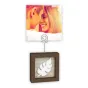 Zep Photo Frame PL823 Monica C 7x12 см с яркой фотографией улыбающейся пары и темно-коричневой деревянной рамкой с белым вырезом листа монстера спереди