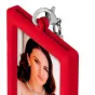 Красный Zep Photo Keychain AA9R 35x45 мм с серебряным замком, с напечатанной фотографией женщины с длинными темными волосами и бриллиантовым ожерельем.