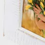 Элегантная белая фоторамка Zep ML957W Nantes White 13x18 см с винтажным дизайном, с желтыми тюльпанами и зелеными листьями.
